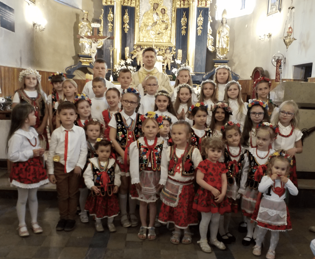 A group of children posing for a picture in a church.