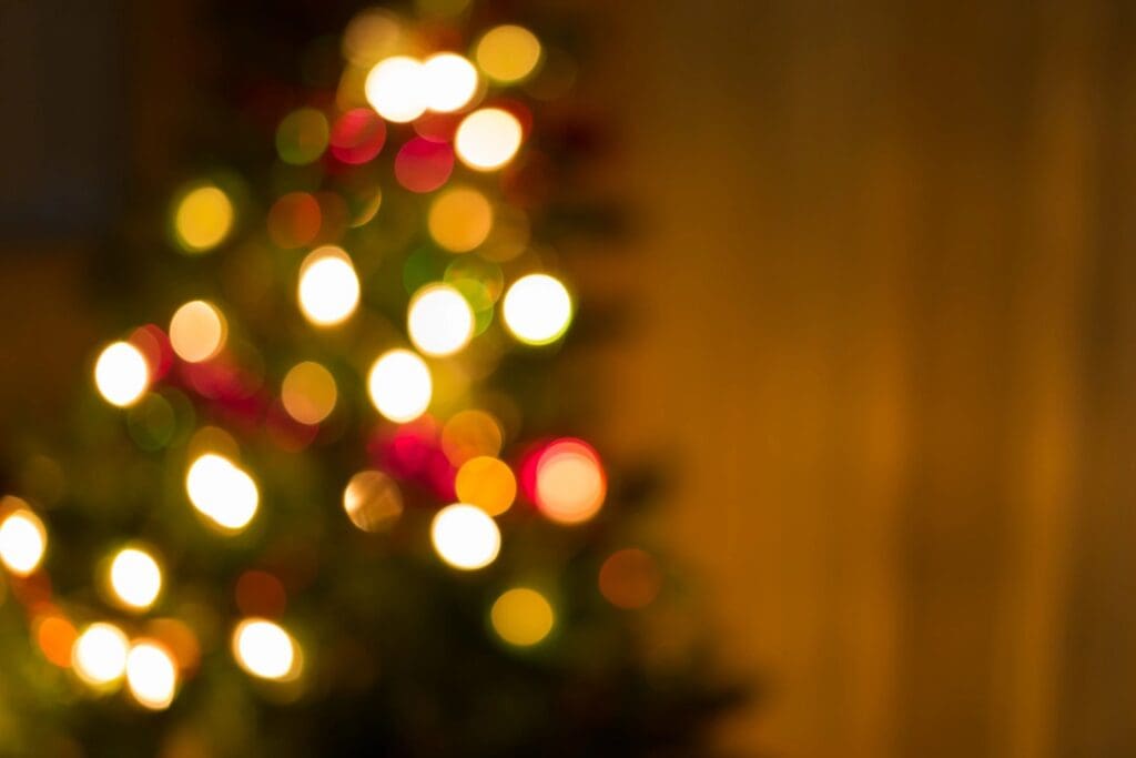 A blurry image of a christmas tree.
