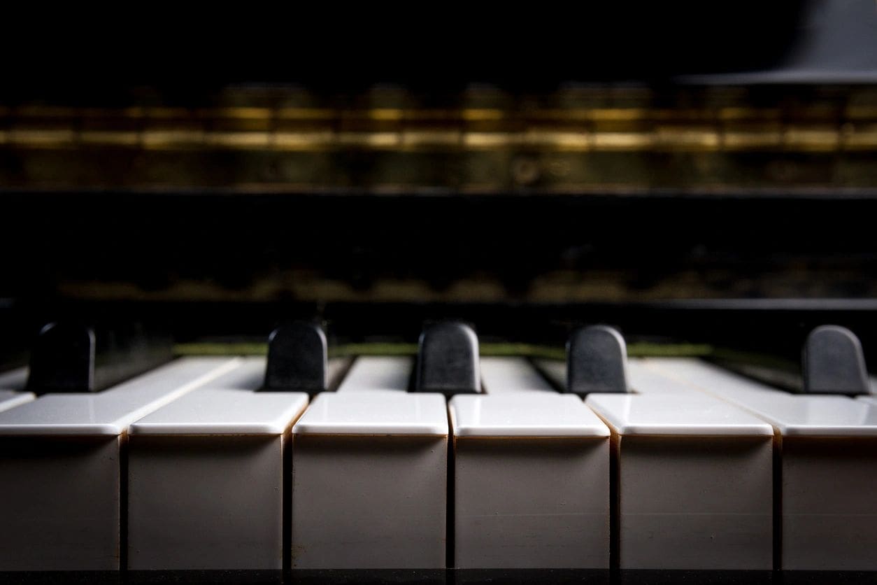 A close up of a piano keyboard.