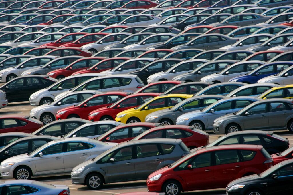 Many cars are parked in a parking lot.