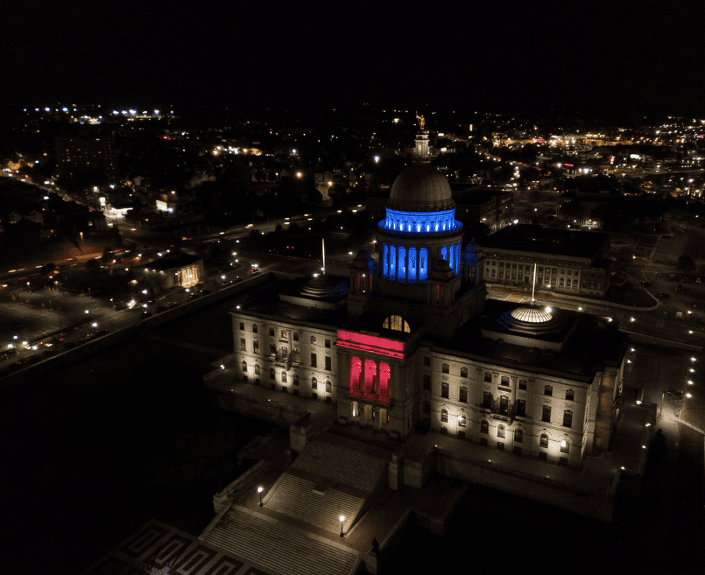 An aerial view of the Rhode Island legislature building at night.