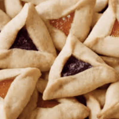 A pile of triangle shaped hamantaschen.