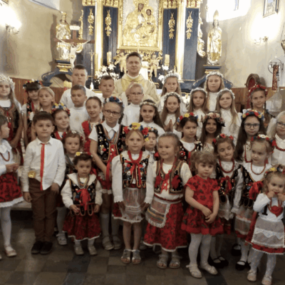 A group of children posing for a picture in a church.
