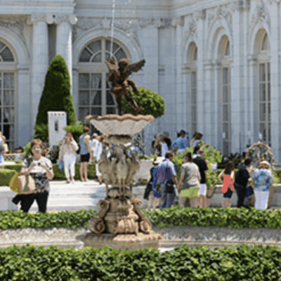 A fountain in front of a white building.