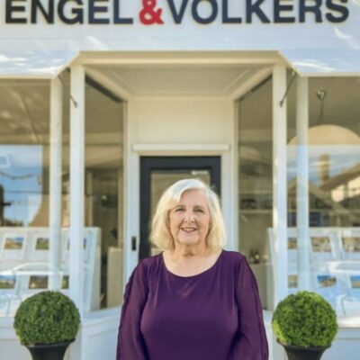 A woman standing in front of the engel & volker's office.