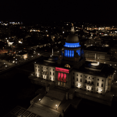 An aerial view of the Rhode Island legislature building at night.