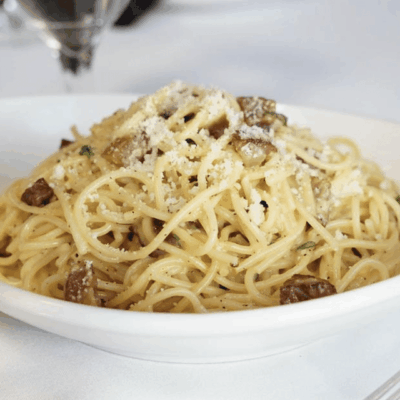 Delicious spaghetti carbonara pasta dish.