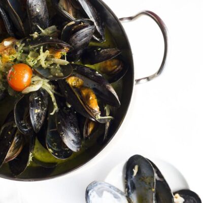 Recipe: Mussels in a pot on a white plate.