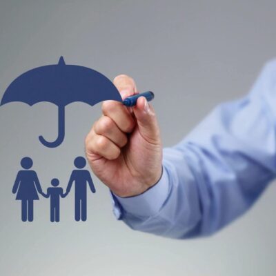 A man drawing a family with an umbrella.