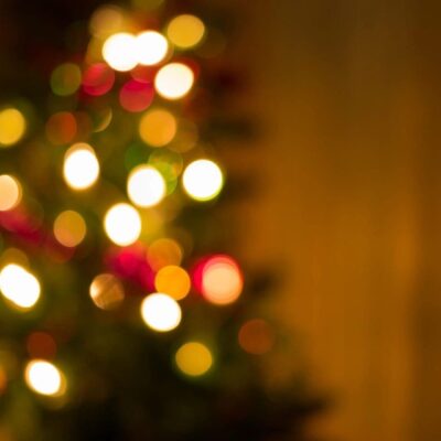 A blurry image of a christmas tree.
