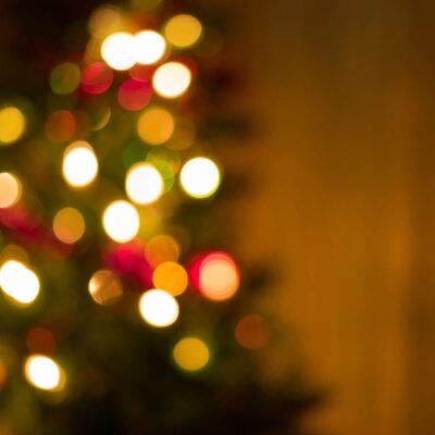 A blurry image of a christmas tree.